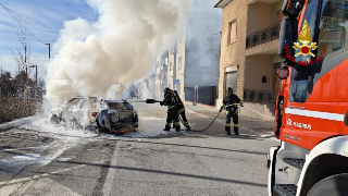 Morrovalle - Auto in fiamme in via Battisti, in azione vigili del fuoco